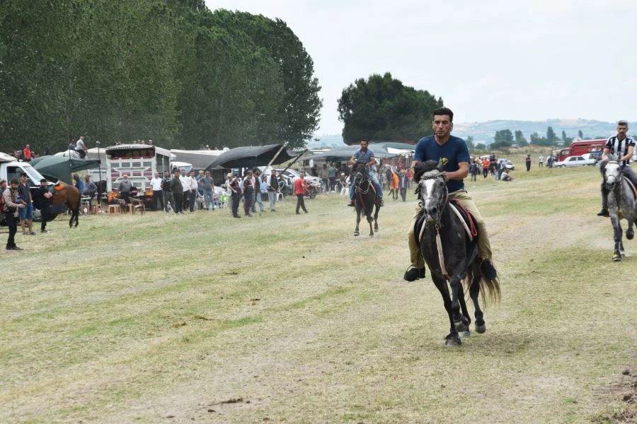 Karapürçek’te Rahvan At Yarışları coşku içinde geçti 