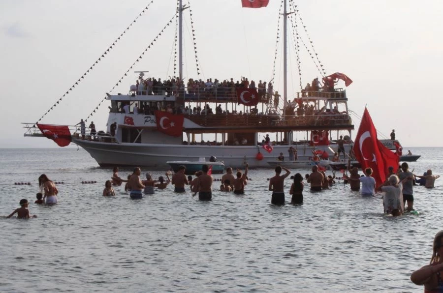 Gezi teknesinde 30 Ağustos coşkusu 