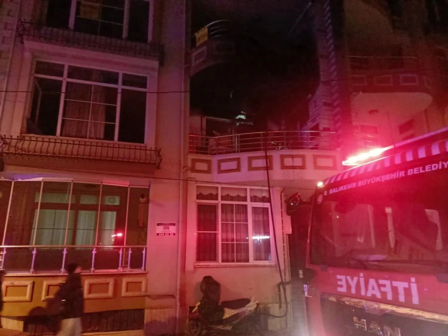 Edremit’te ev yangınında 2 kişi dumandan etkilendi 