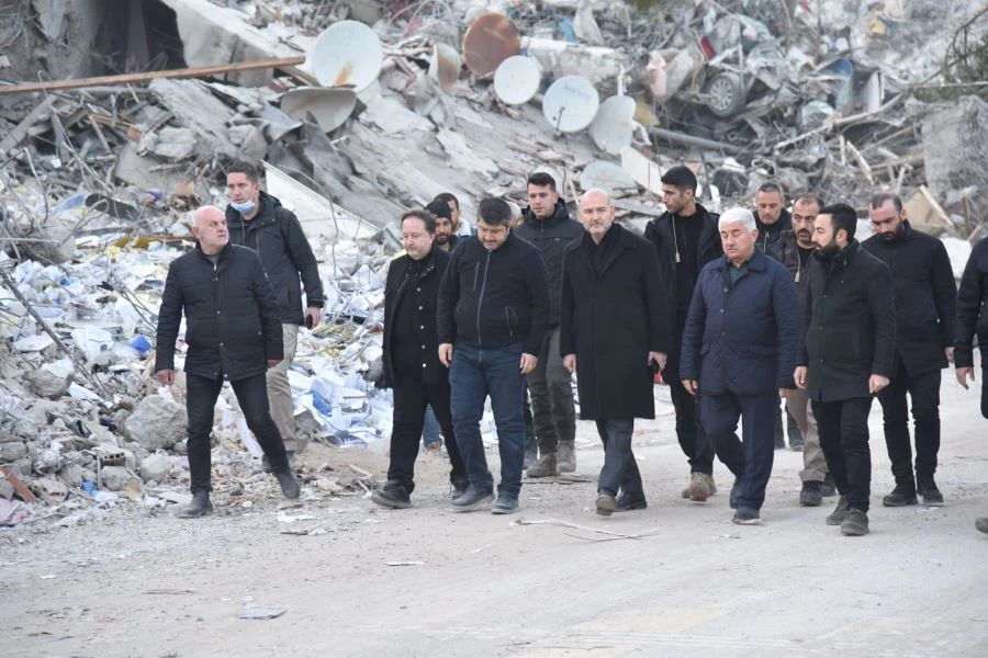 Karesi Belediye Başkanı Dinçer  Orkan, deprem bölgesinde 