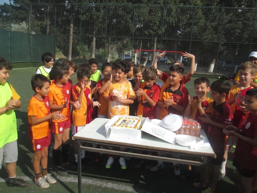 Futbol okulunda yaş günü kutlaması
