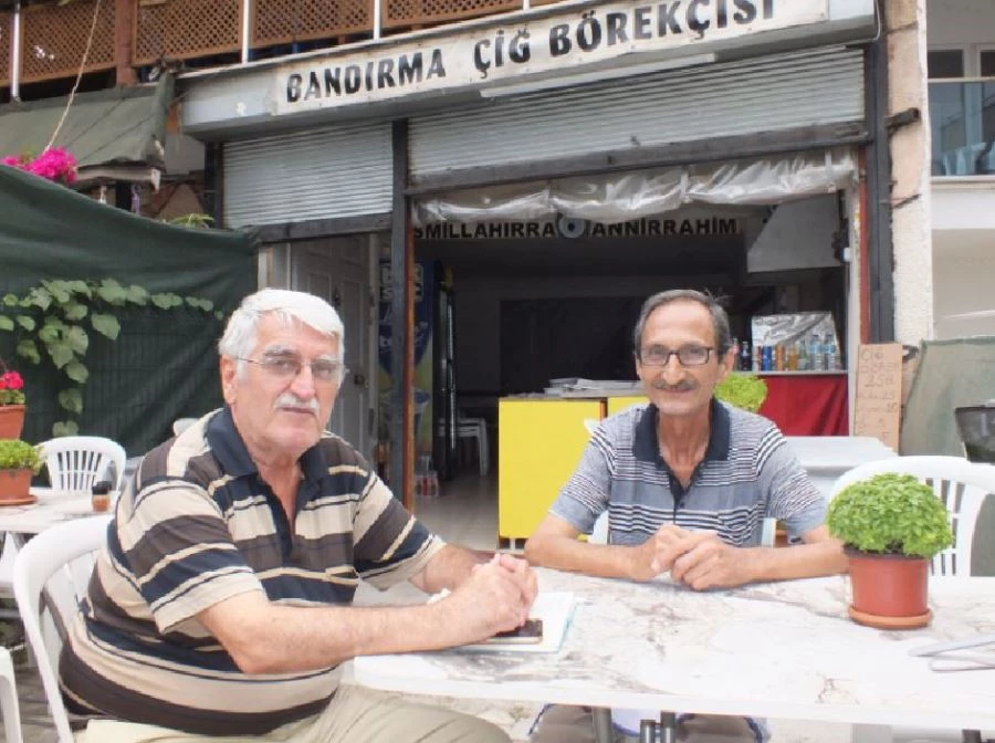 Bandırma’nın tarihi çiğbörekçisi Tatlısu’da yok satıyor