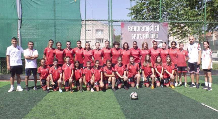 Bandırma’da ilk kız futbol takımı