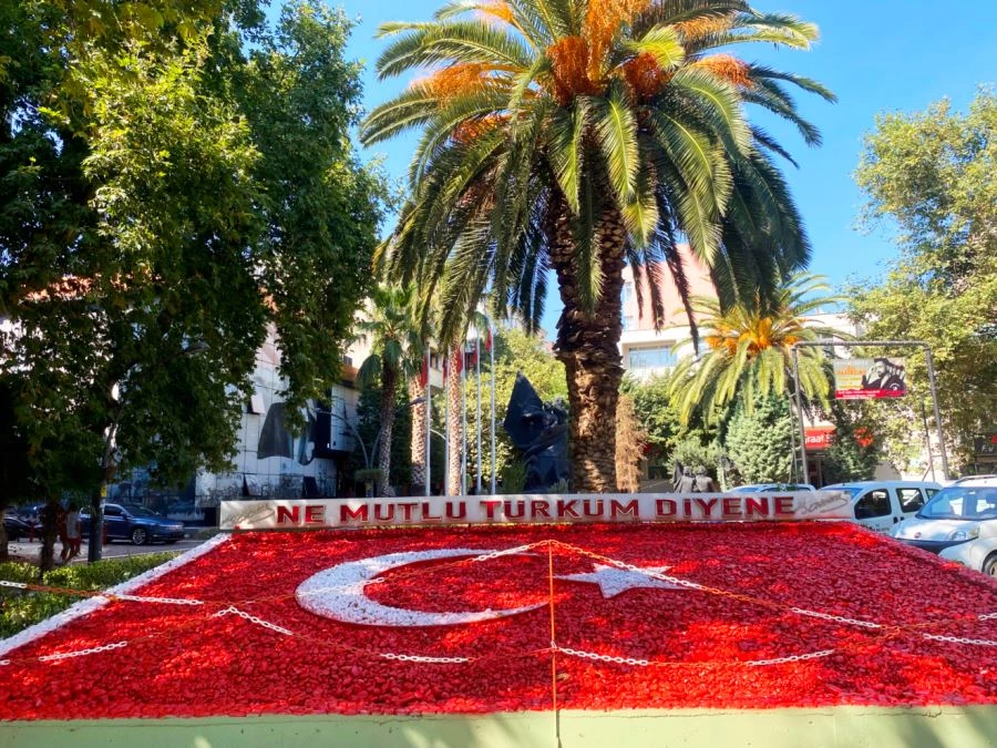 Türk Bayrağı motifinin bakımı yapıldı