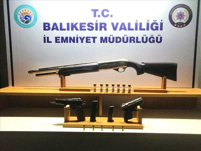 Polis uygulamasında çok sayıda silah ele geçirildi 