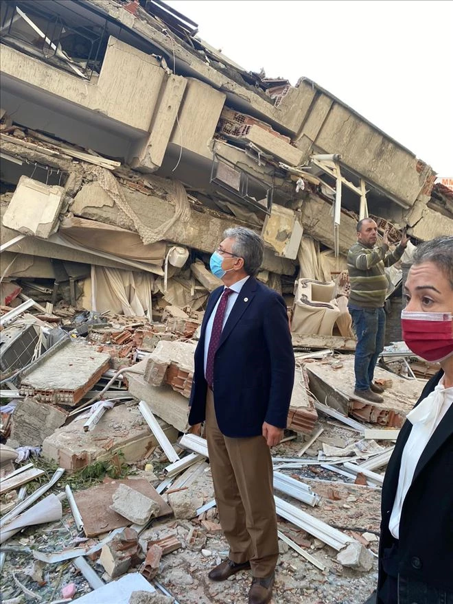 Başkan Arslan, İzmir´de deprem bölgesinde 