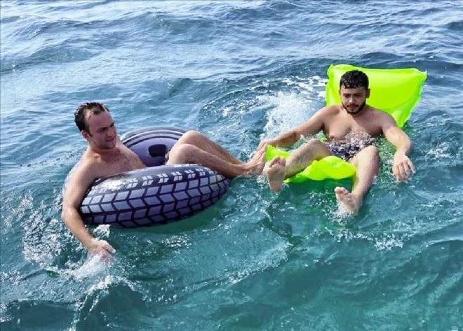 Şişme deniz yatağıyla boğulma tehlikesi geçiren iki kişi kurtarıldı