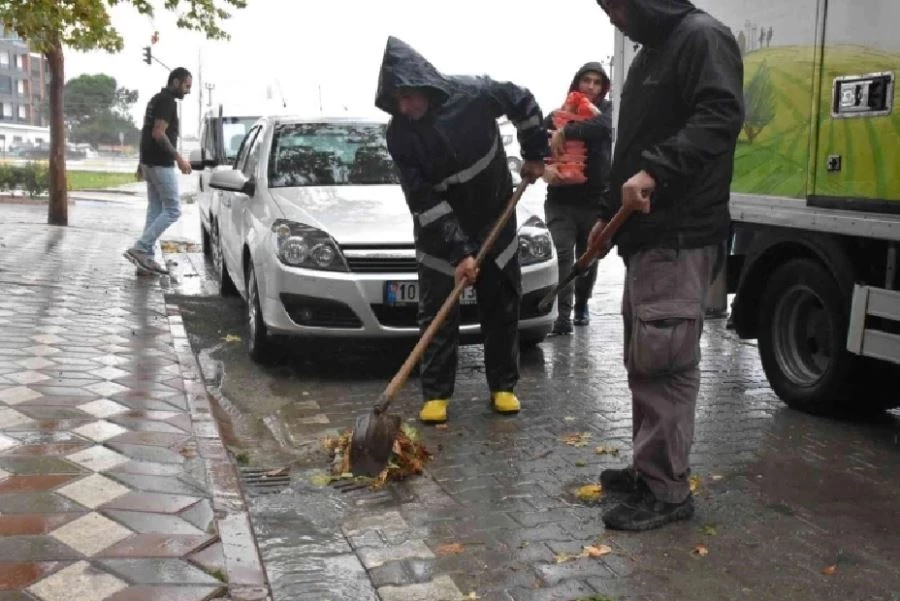 Edremit Belediyesi şiddetli yağışlara önlem alıyor 