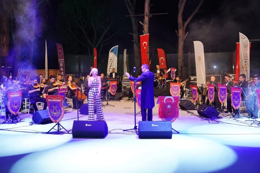 Ayvalık’ta kurtuluş törenleri senfonik pop konseri ile sona erdi