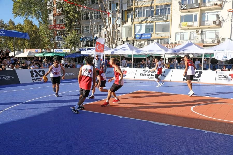 Cumhuriyet Meydanı’nda 3X3 Basketbol Turnuvası düzenlendi 