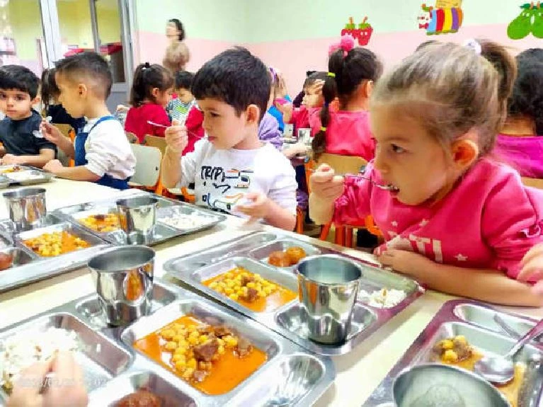 Okul öncesi öğrencilere ücretsiz yemek uygulaması başladı 