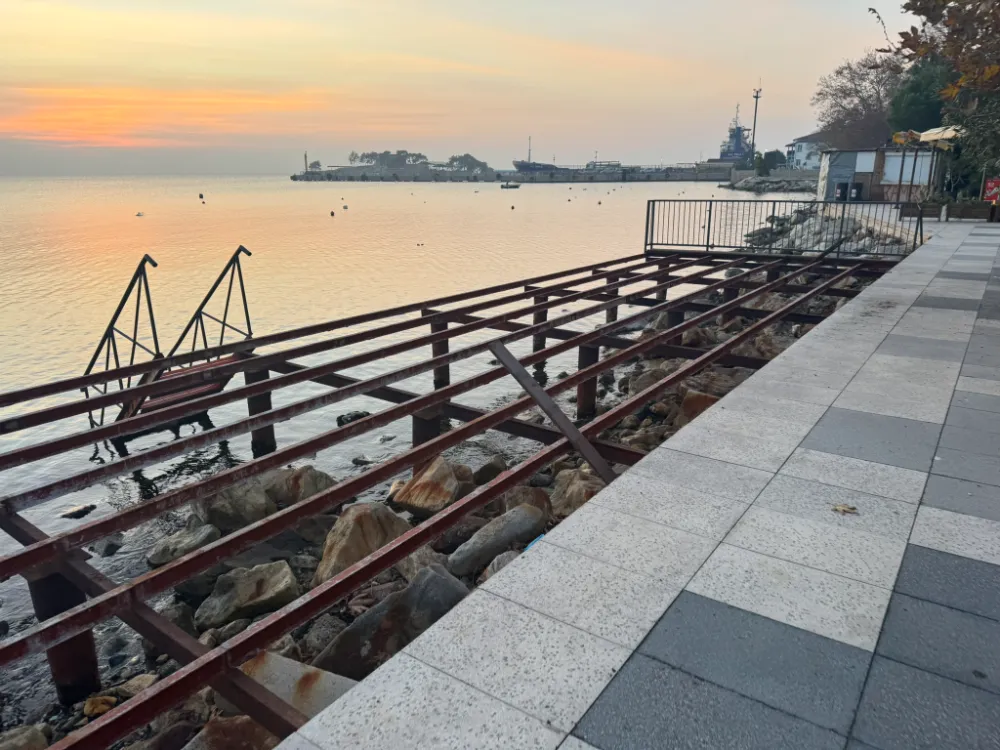 Tahtaları sökülen iskeleler tehlike saçıyor