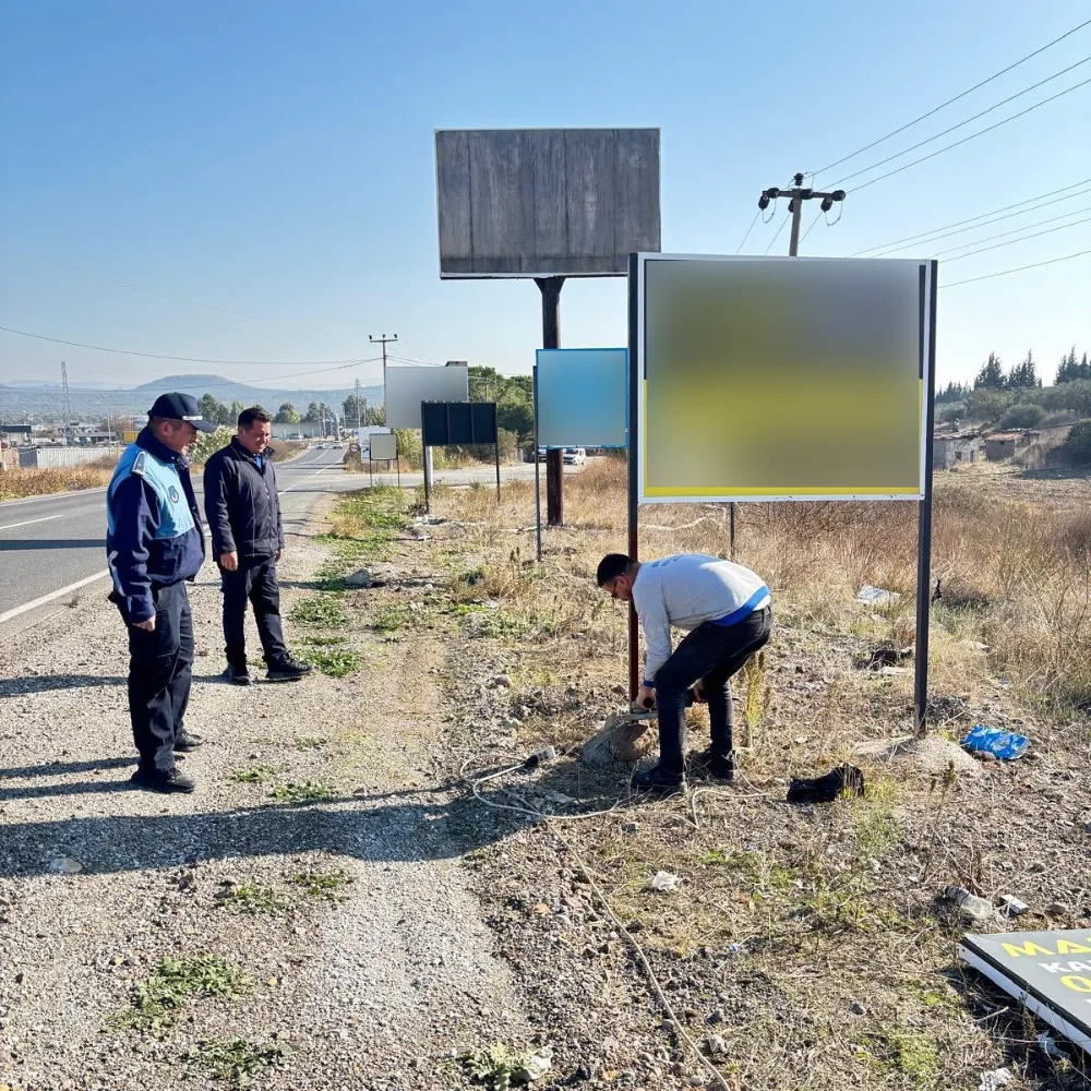 Ayvalık’ta görsel kirlilik yaratan reklam panoları kaldırıldı 