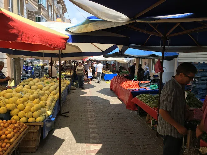 Bandırma’da kurulan perşembe pazarının yeri aynı kalacak