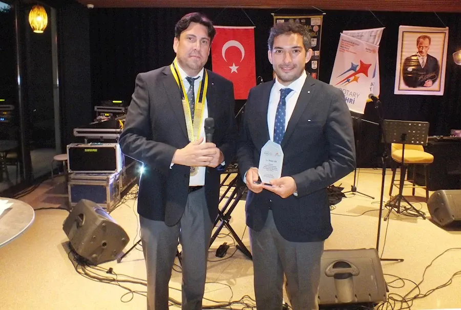 Rotary bayrağı Cem Aldağ’da