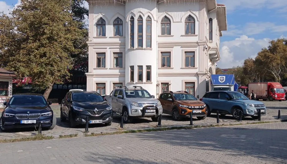 TARİHİ YAPI OTOPARKI MI?
