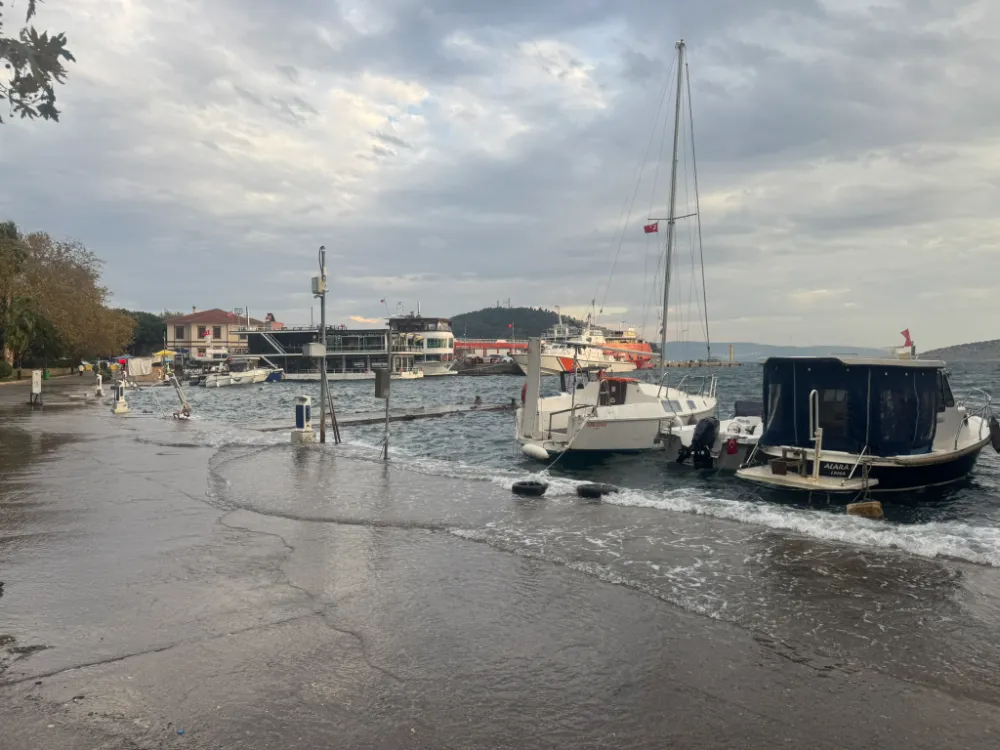Erdek’te Lodos Etkili Oldu: Deniz Seviyesi Yükseldi, Tekneler Güvenli Bölgelere Çekildi