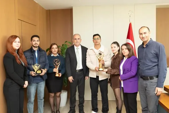 Rektör Boz, ödül alan öğrencileri ağırladı