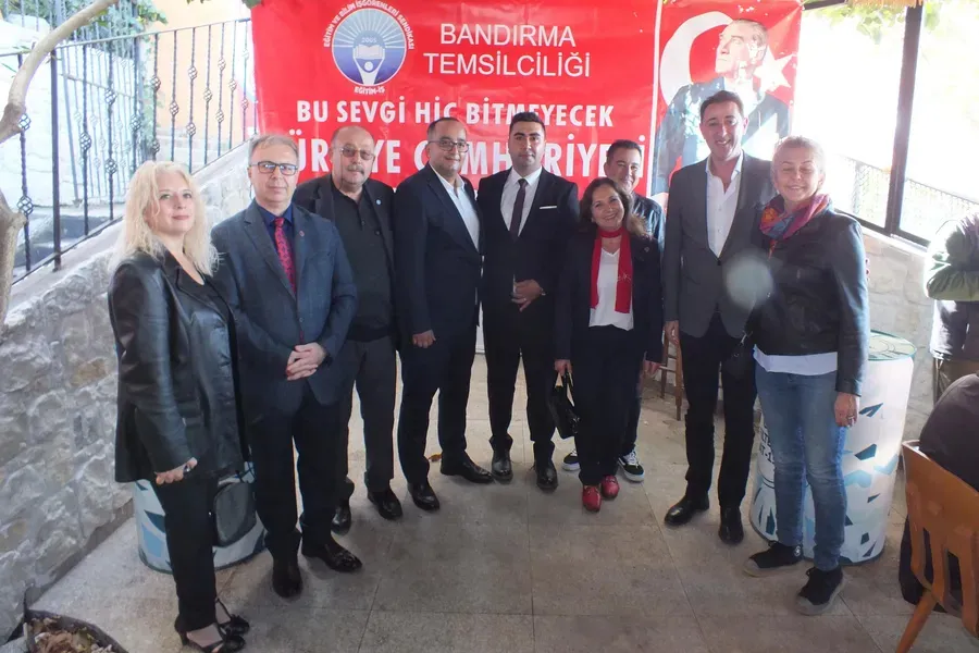 Eğitim-İş’ten cumhuriyet kokteyli