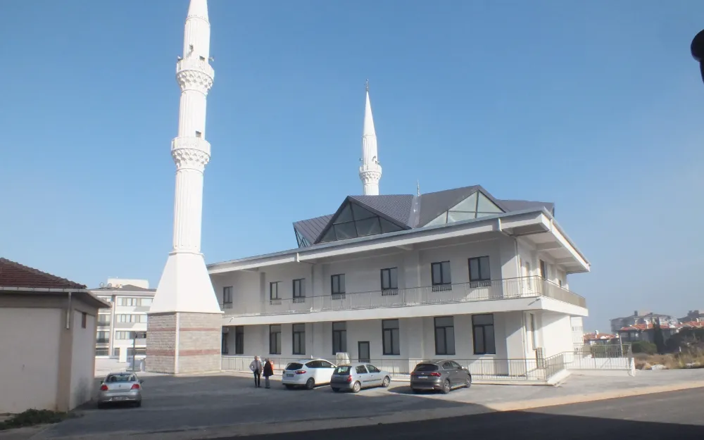 Mevlanâ Camii görkemiyle dikkat çekiyor