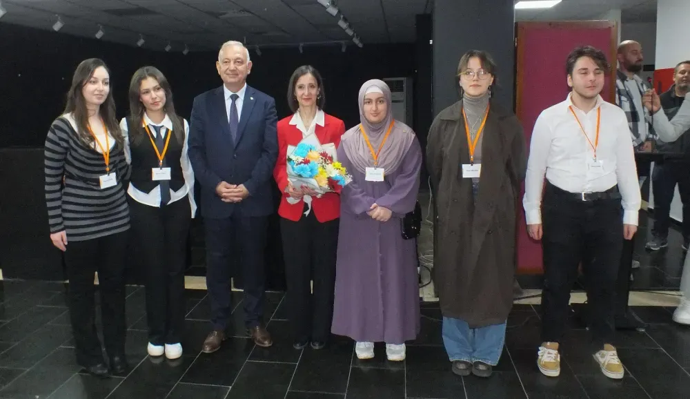 Genç ressamlar sergi açtı