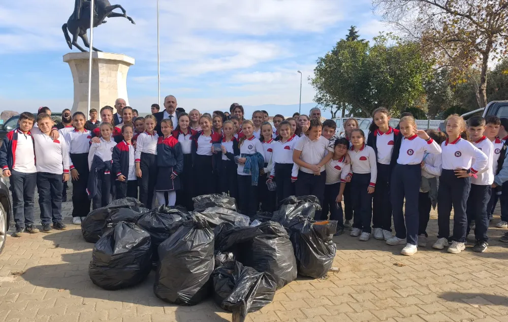 Kaymakam Hasan Göç, çocuklarla birlikte çevre temizliği yaptı