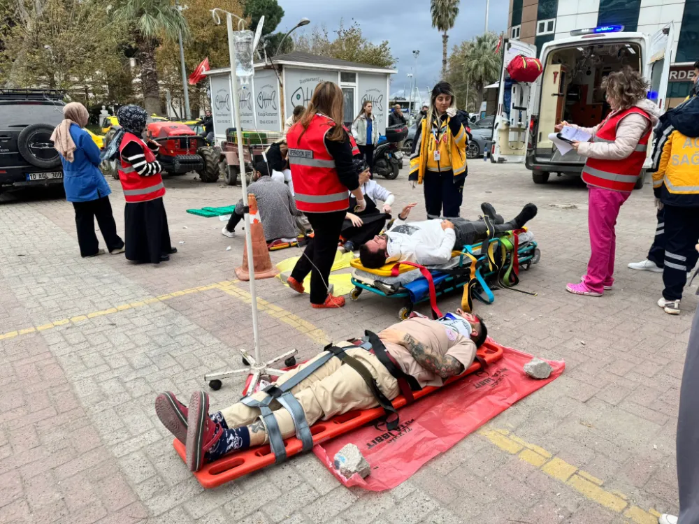 Erdek Neyyire Sıtkı Devlet Hastanesinde deprem ve yangın tatbikatı gerçekleştirildi 