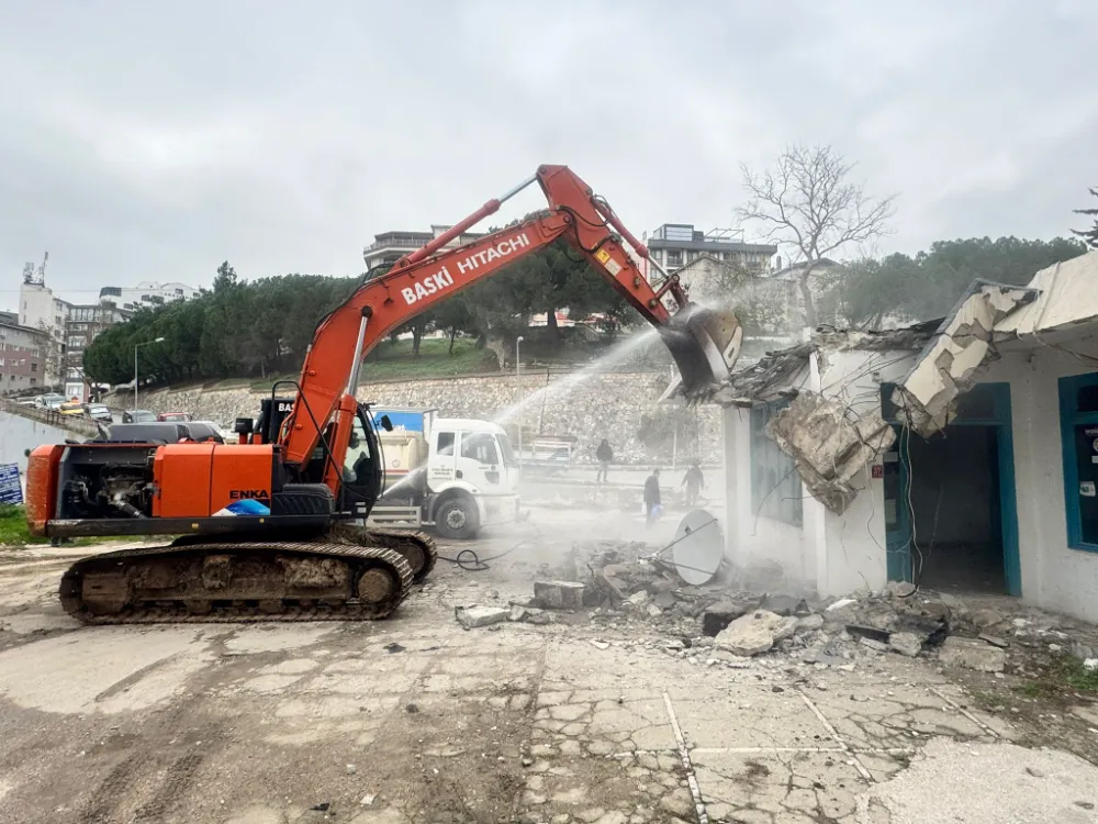 Erdek’te Akaryakıt İstasyonu Yıkıldı