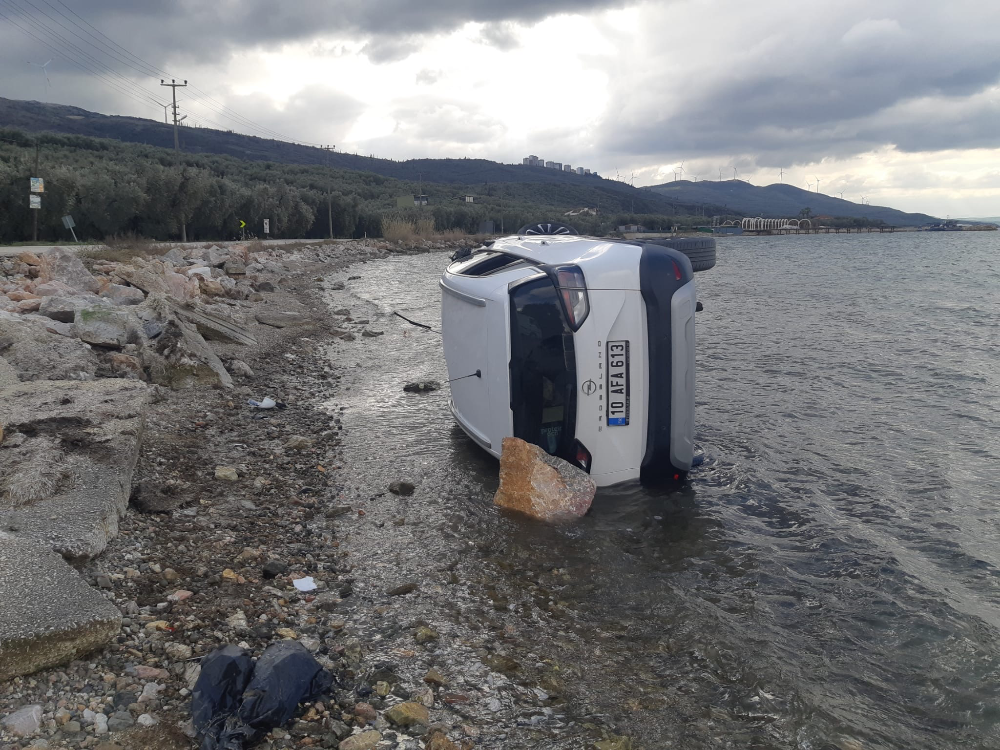 Virajı alamayan otomobil denize düştü