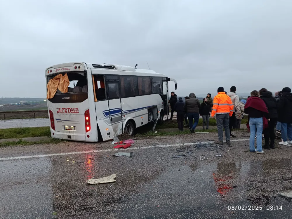 Bandırma-Gönen yolunda fabrika işçilerini taşıyan midibüs takla attı; 18 yaralı