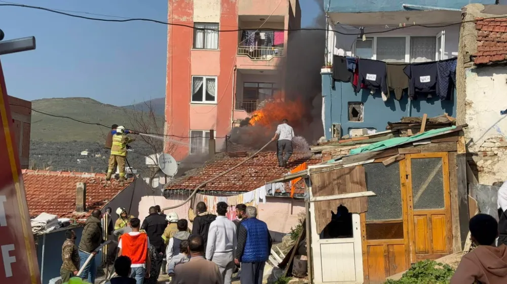 Tek katlı evde çıkan yangına mahalleli hortumlarla su sıkarak itfaiyeye destek verdi