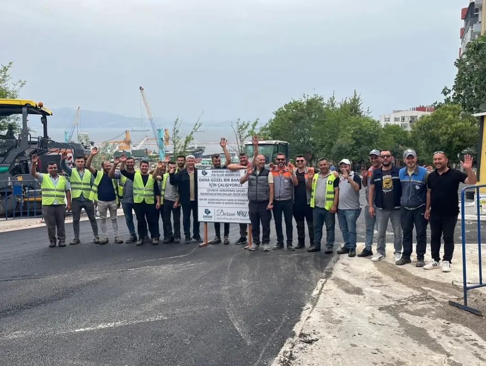 BAŞKAN MİRZA’DAN SAHADA ÇALIŞAN BELEDİYE EKİPLERİNE TATLI İKRAMI