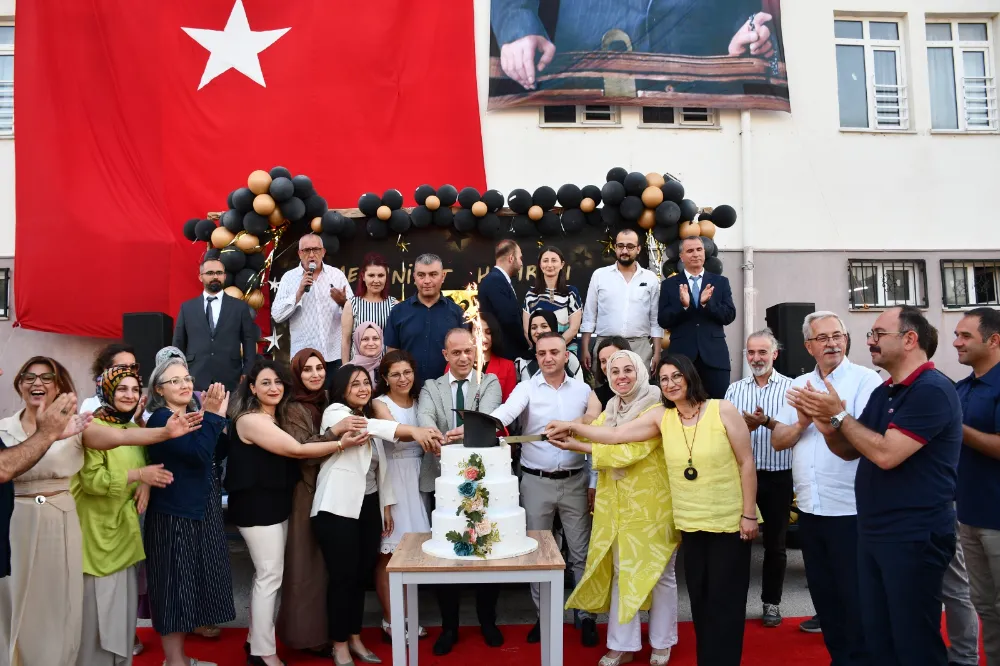 Erdek Nerime Yüksel Ortaokulu’nda Mezuniyet Coşkusu