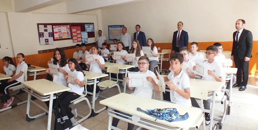 Eti Maden Ortaokulu’nda karneler Aksakal ve Aslan’dan