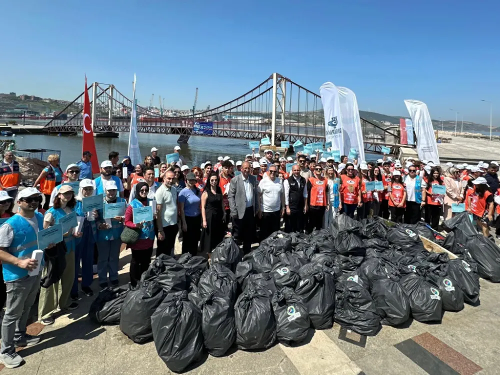 BANDIRMA, MARMARA İÇİN EL ELE VERDİ: 1,5 SAATTE 1500 KİLOGRAM ATIK TOPLANDI