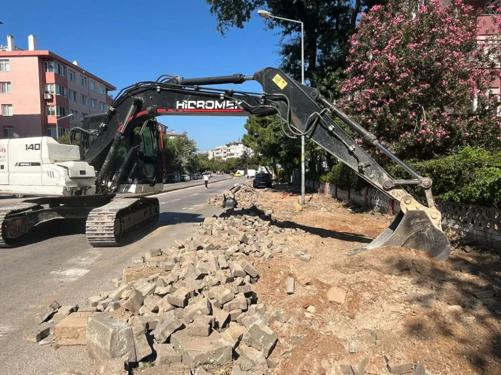 MEHMETÇİK CADDESİ’NDE YAYA KALDIRIMI ÇALIŞMALARI BAŞLADI