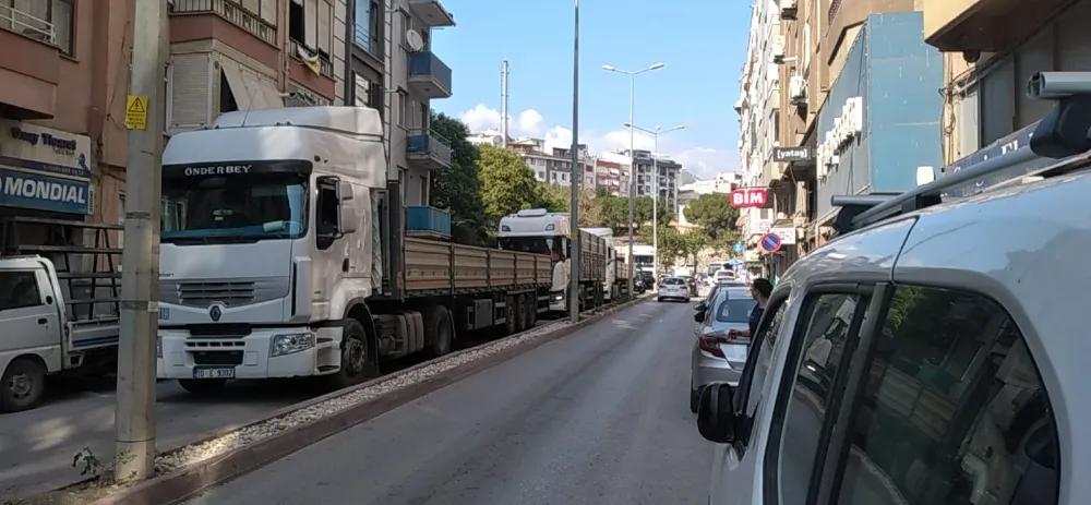 HÜKÜMET CADDESİ’NDE TRAFİK SORUNU DEVAM EDİYOR 