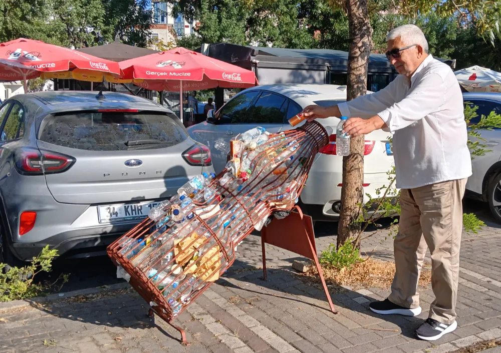 VATANDAŞIN İSYANI: 2 AY OLMUŞ ÇÖPLER DOLMUŞ BUNLARI NEREYE ATACAĞIM?