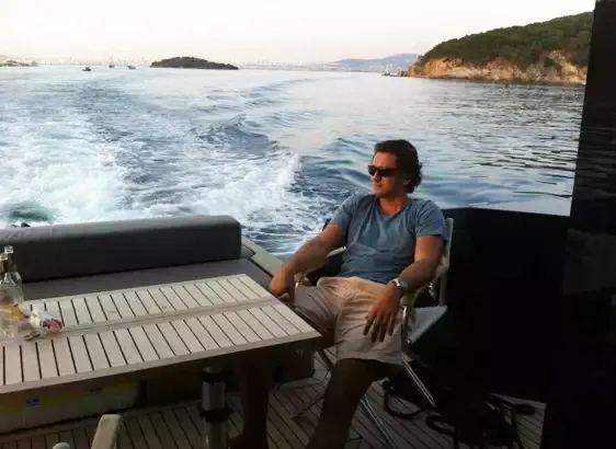 Teknesi parçalanmış halde bulunan iş insanı aranıyor