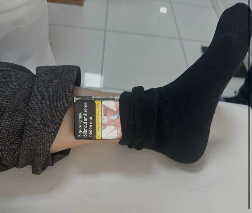 Doktordan sigara paketini çorabına sokarak sakladı