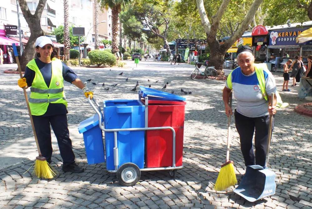 Erdek’te iki üniversite bitiren kadın temizlik işçisi takdir topluyor 
