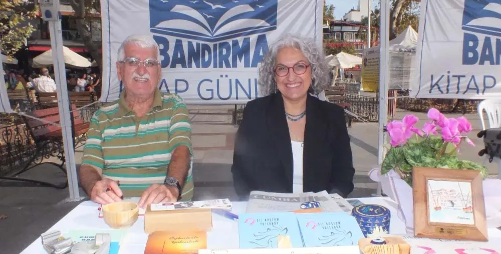 Yazarların imza günleri sürüyor